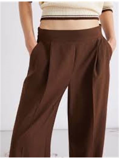 Looking for a true spring essential? Try these linen-blend trousers: the versatile model boasts a comfortable rear-elasticated waistband, in addition to an elegant pressed pleat and tailored details. MARELLA SPORT | 2613131104600002